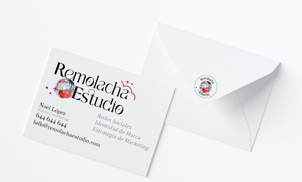 RED mock up tarjeta y sobre Marketing para Arquitectura estudio de diseño de branding, estrategia de marketing y página web para empresas de arquitectura e interiorismo